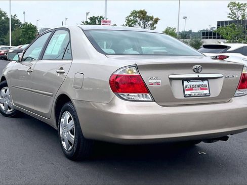 Used 2005 Toyota Camry LE FWD image 11