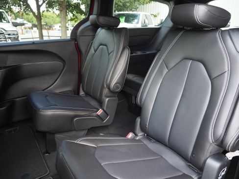 New 2025 Chrysler Voyager LX image 15