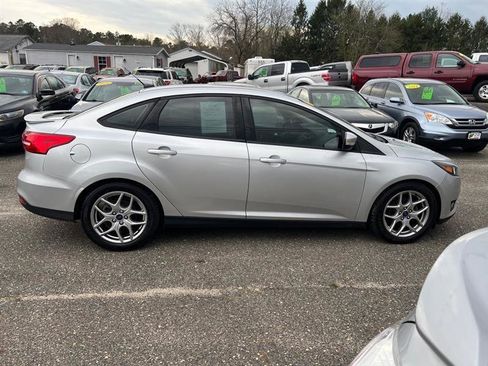 Used 2015 Ford Focus SE w/ Equipment Group 201A image 9