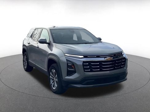 Used 2025 Chevrolet Equinox LT image 3