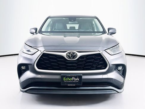 Used 2022 Toyota Highlander LE image 2