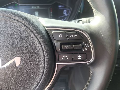 Used 2022 Kia Niro EX Premium image 19