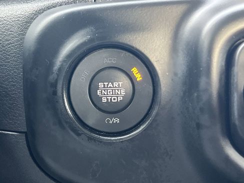 Used 2023 Jeep Gladiator Sport w/ Off Road Group image 10