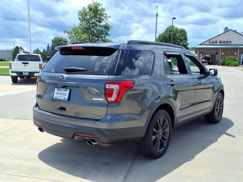 Used 2018 Ford Explorer XLT w/ Equipment Group 202A FWD image 4