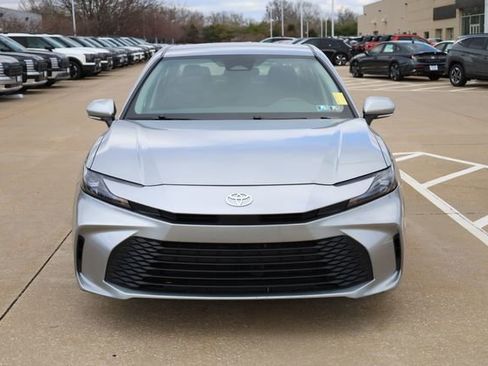 Used 2025 Toyota Camry LE image 3