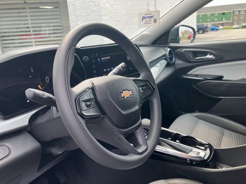 Used 2025 Chevrolet Trax LT image 9