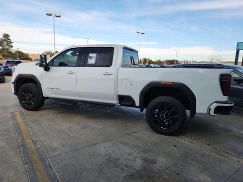 Used 2025 GMC Sierra 2500 AT4 image 4