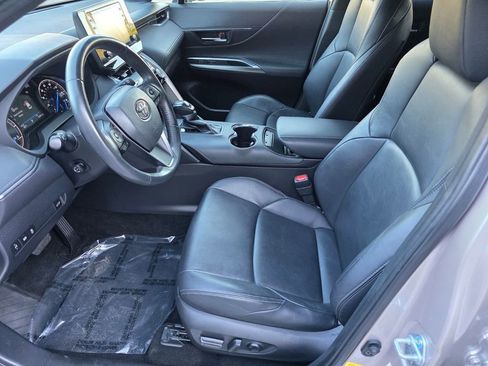 Used 2022 Toyota Venza LE image 9