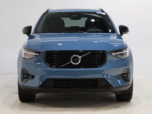 Used 2025 Volvo XC40 B5 Plus image 2