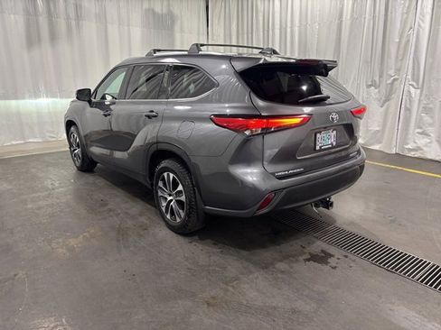 Used 2021 Toyota Highlander XLE image 5