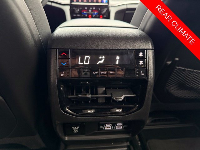 Used 2023 Jeep Grand Cherokee L Limited w/ Luxury Tech Group II AWD/4WD image 14
