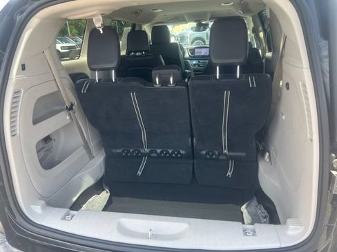 Used 2023 Chrysler Pacifica Touring-L FWD image 31