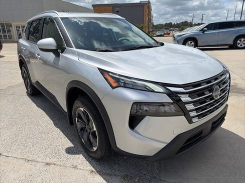 Used 2025 Nissan Rogue SV w/ SV Premium Package image 4