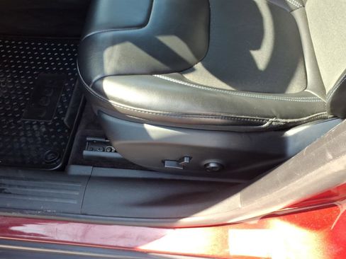 Used 2019 Jeep Cherokee Latitude Plus w/ Comfort/Convenience Group image 18