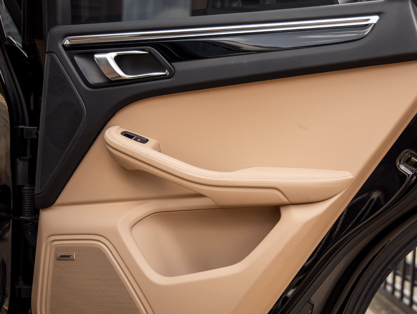 Certified 2024 Porsche Macan AWD/4WD image 38