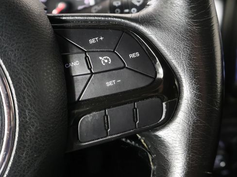 Used 2018 Jeep Renegade Altitude FWD image 36