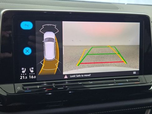 Used 2024 Volkswagen Atlas SE image 32