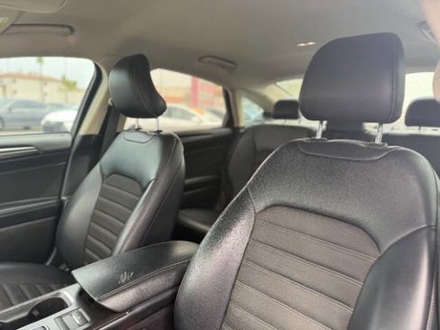 Used 2018 Ford Fusion SE w/ Equipment Group 201A FWD image 12