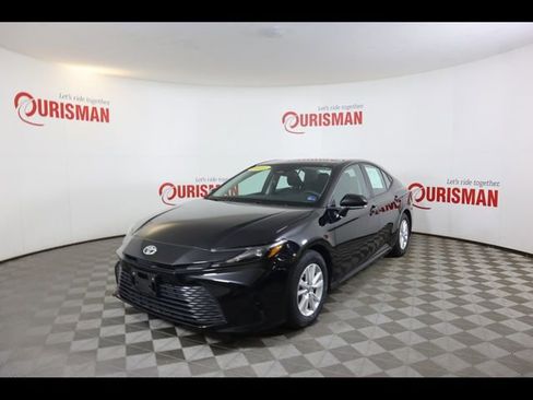 Used 2025 Toyota Camry LE image 3