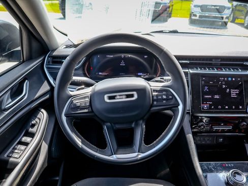 Used 2023 Jeep Grand Cherokee Laredo image 10