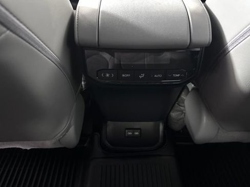 Used 2023 Toyota Highlander XLE AWD/4WD image 20