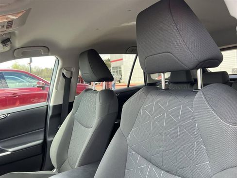 Used 2021 Toyota RAV4 XLE AWD/4WD image 5