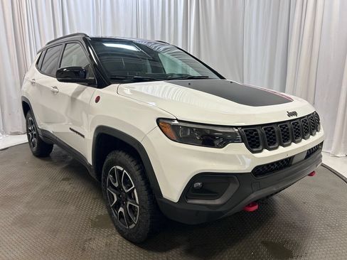 Used 2025 Jeep Compass Trailhawk w/ Trailhawk Elite Group AWD/4WD image 24