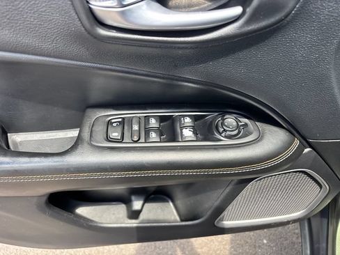 Used 2019 Jeep Compass Latitude w/ Cold Weather Group AWD/4WD image 15