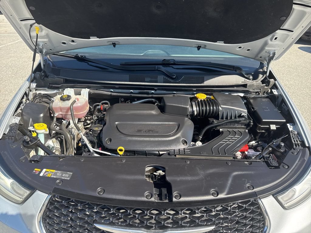 Used 2023 Chrysler Pacifica Touring-L FWD image 35