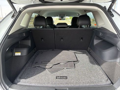 Certified 2025 Volkswagen Tiguan SE image 24