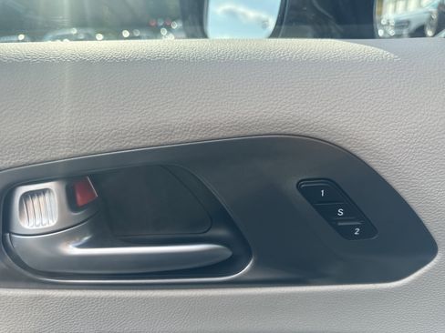 Used 2024 Chrysler Pacifica Touring-L image 18