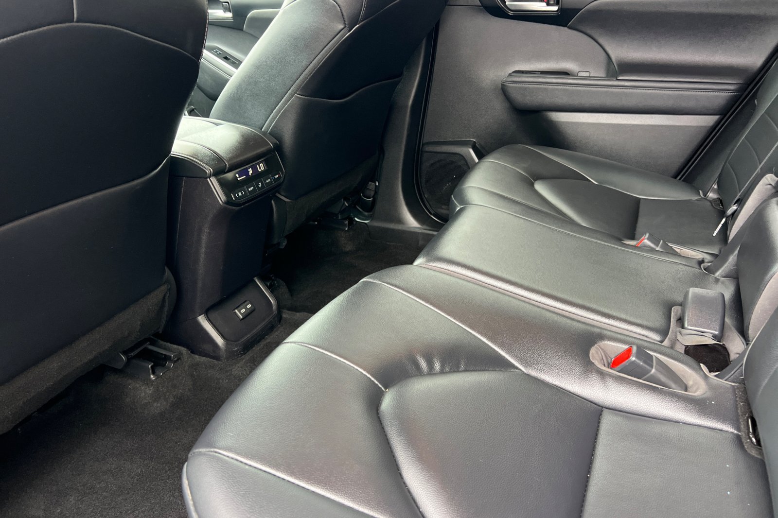 Used 2023 Toyota Highlander XLE AWD/4WD image 12