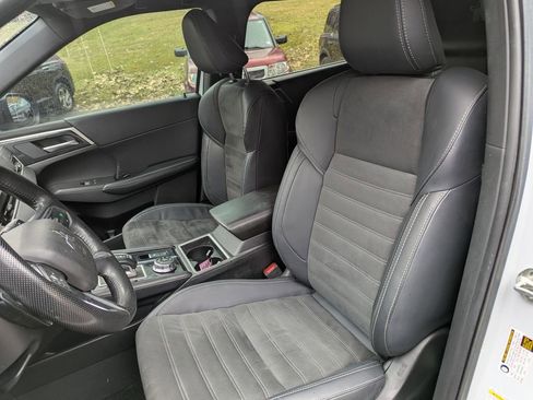 Used 2024 Mitsubishi Outlander SE image 9