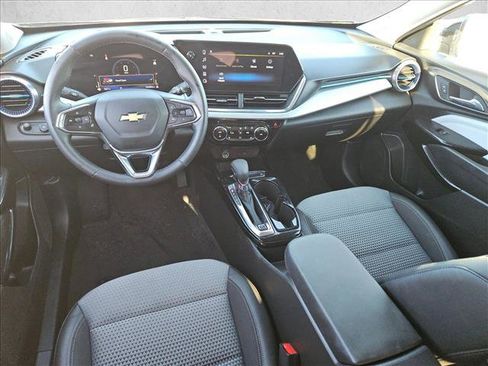 Used 2025 Chevrolet Trax LT w/ LT Convenience Package image 16