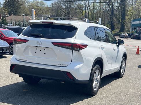 Used 2022 Toyota Highlander LE AWD/4WD image 7
