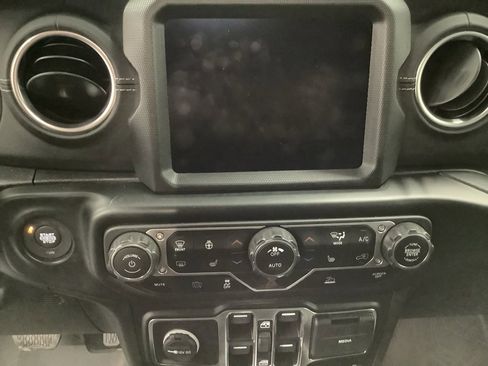 Used 2022 Jeep Wrangler Unlimited Sahara w/ Cold Weather Group image 17