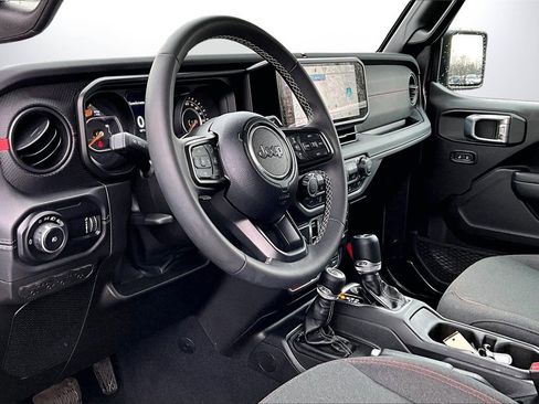 Certified 2025 Jeep Wrangler Unlimited Rubicon image 17