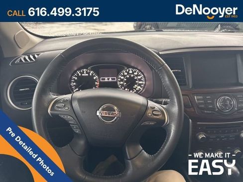 Used 2017 Nissan Pathfinder Platinum w/ Family Entertainment Package image 16