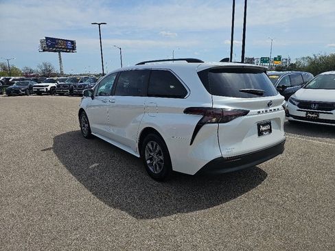 Used 2024 Toyota Sienna XLE AWD/4WD image 3