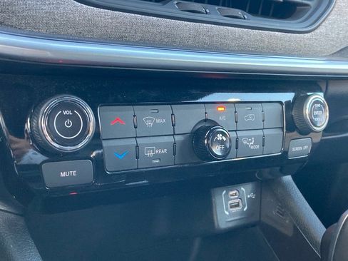 Used 2025 Jeep Compass Latitude image 24