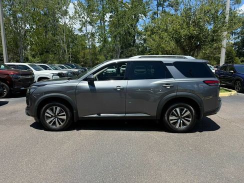 Used 2024 Nissan Pathfinder SL w/ Black Appearance Package FWD image 2
