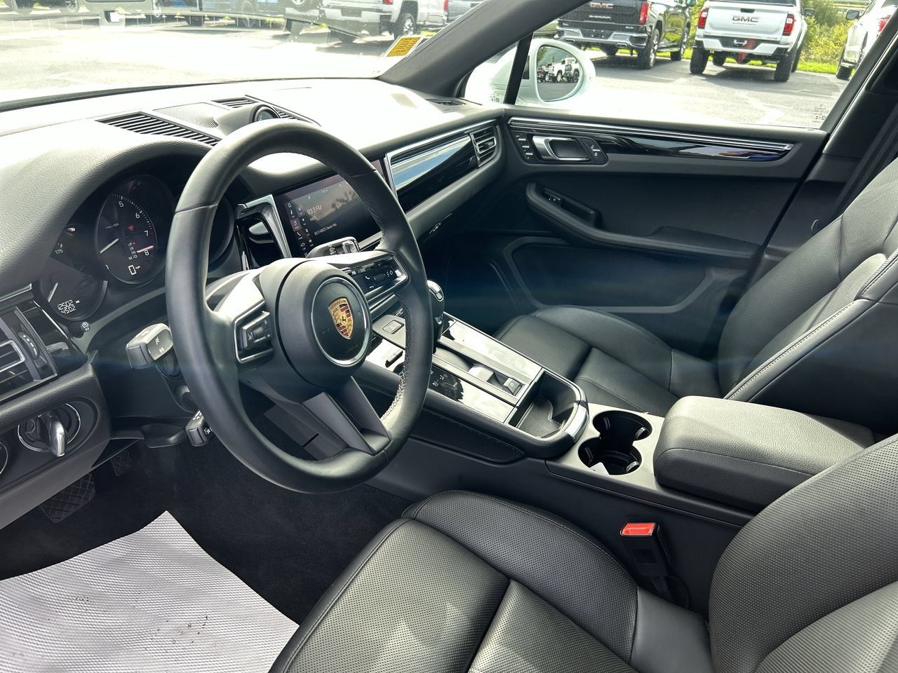 Used 2025 Porsche Macan AWD/4WD image 24