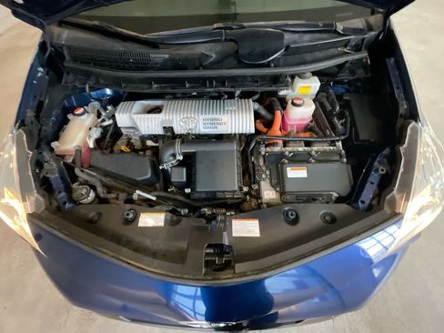 Used 2017 Toyota Prius V Four image 25