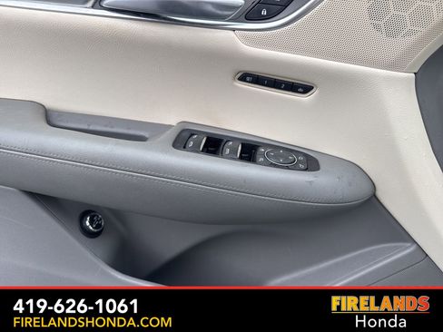 Used 2017 Cadillac XT5 Luxury w/ Driver Awareness Package image 16