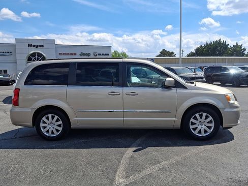 Used 2014 Chrysler Town & Country Touring image 7