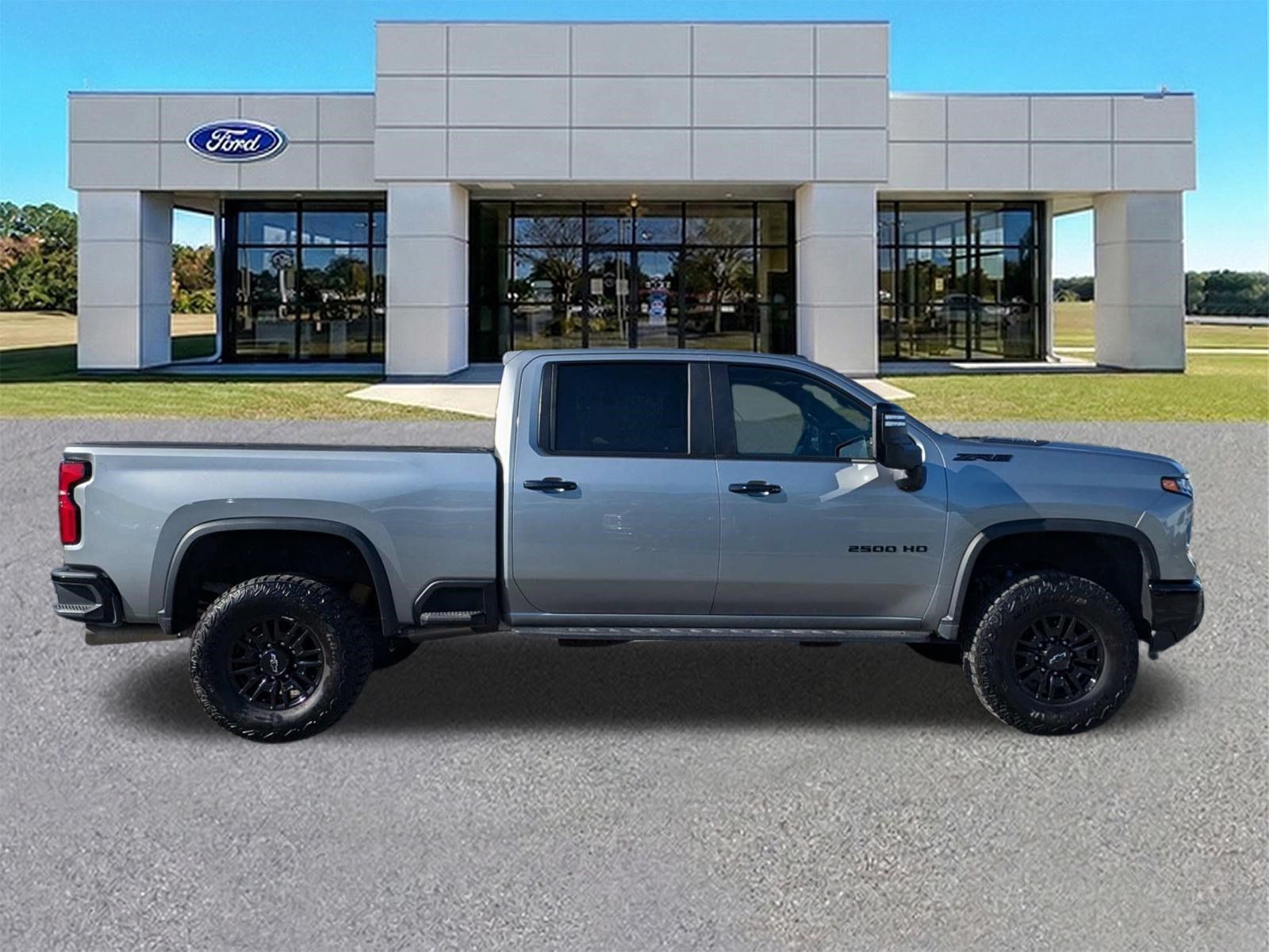 Used 2025 Chevrolet Silverado 2500 ZR2 w/ Technology Package AWD/4WD image 3