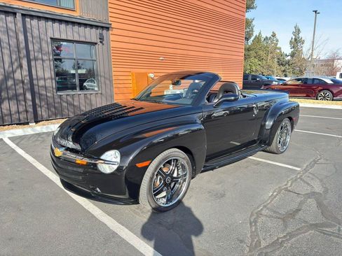 Used 2004 Chevrolet SSR w/ Preferred Equipment Group RWD image 2