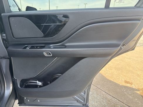 Used 2021 Lincoln Aviator AWD image 32