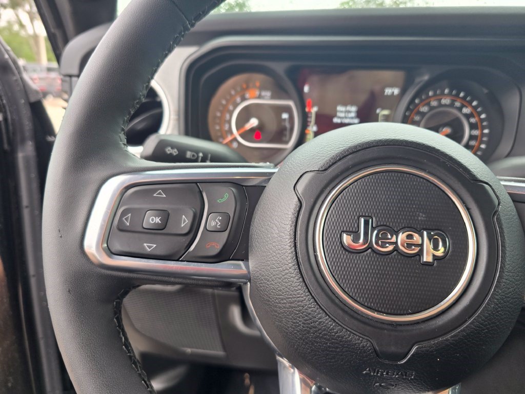 Used 2026 Jeep Wrangler Unlimited Sahara AWD/4WD image 17