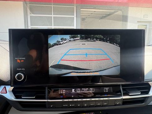 Used 2025 Toyota Sienna XLE w/ XLE Plus Package FWD image 29